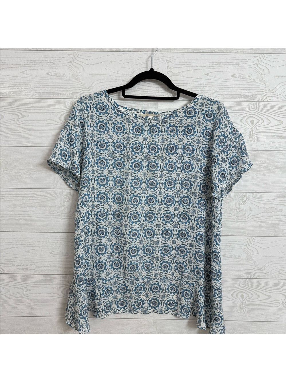 Loft Women’s Blue Floral Short Sleeve Blouse. Size M Petite
